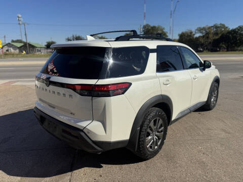 2022 Nissan Pathfinder SV