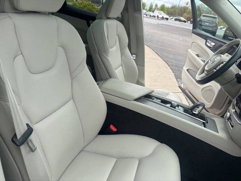 2023 Volvo XC60 B5 Plus Dark Theme