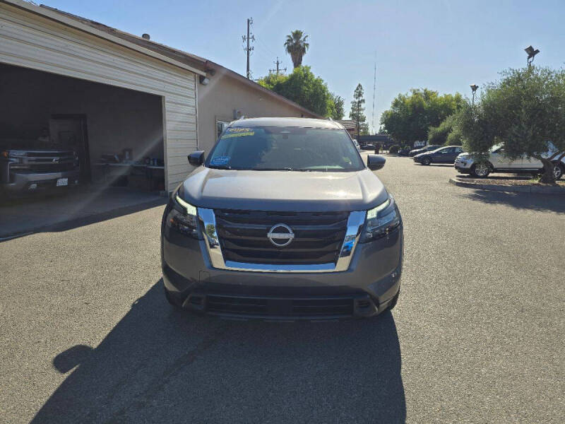 2025 Nissan Pathfinder SV