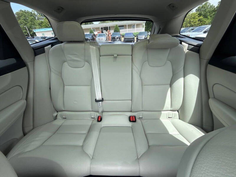 2023 Volvo XC60 B5 Plus Bright Theme