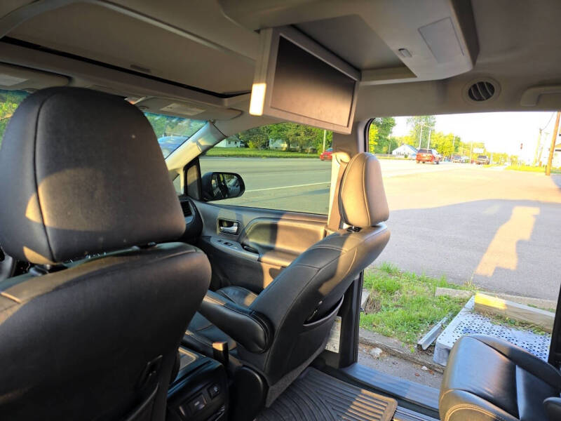 2017 Toyota Sienna SE Premium 8-Passenger