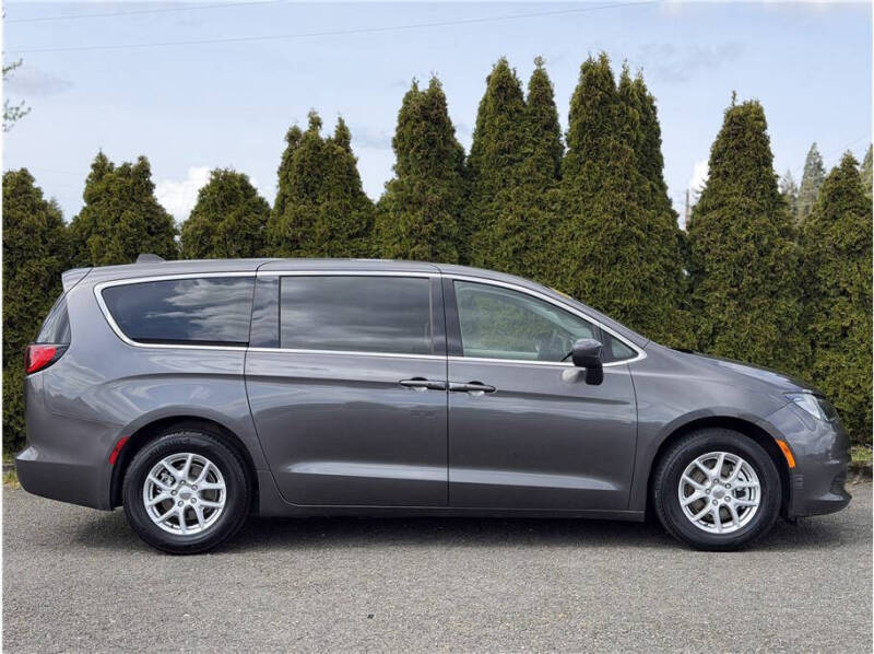 2023 Chrysler Voyager LX