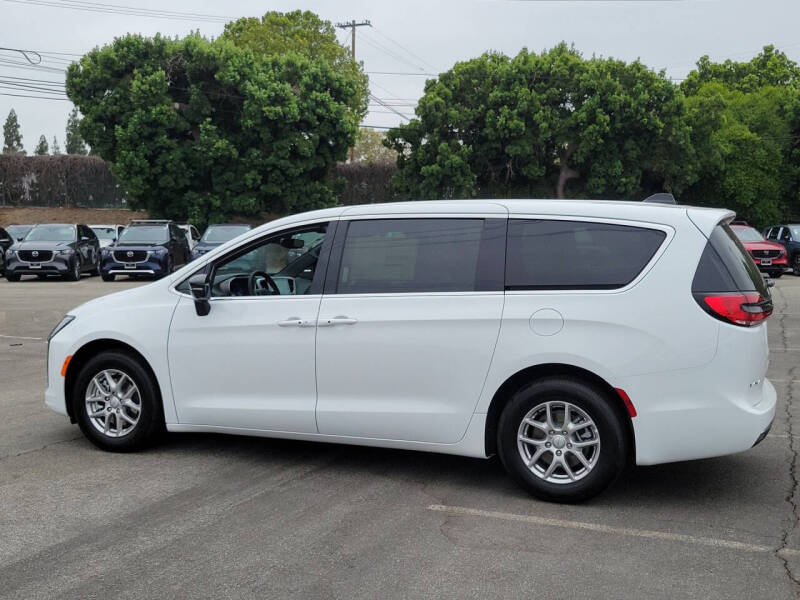 2027 Chrysler Pacifica Select
