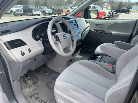 2013 Toyota Sienna LE 8-Passenger