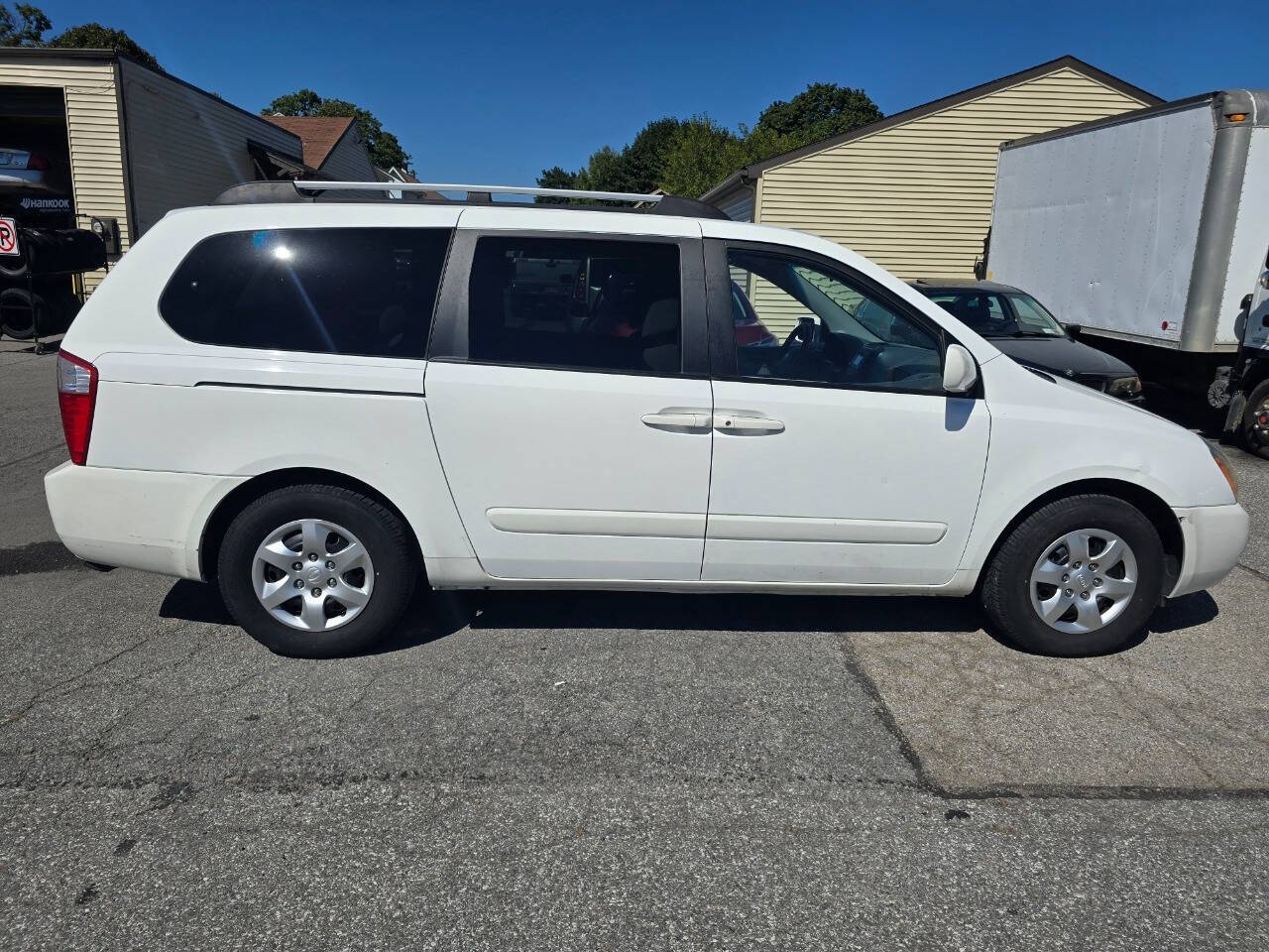 2009 Kia Sedona for sale at QUEENSGATE AUTO SALES in York, PA