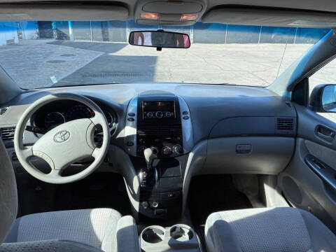 2010 Toyota Sienna LE 8-Passenger