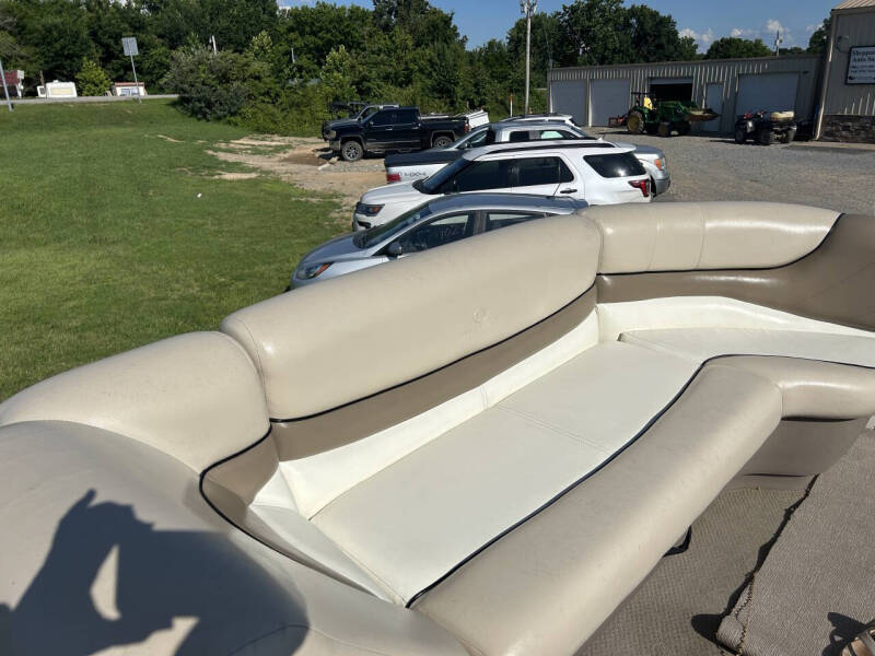 2000 Tracker PARTY BARGE 22