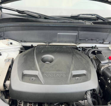 2016 Volvo XC90 T6 Momentum
