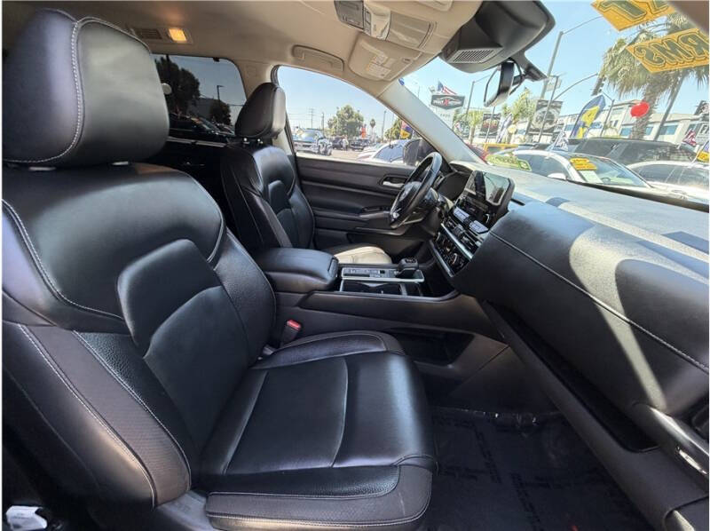 2022 Nissan Pathfinder SL