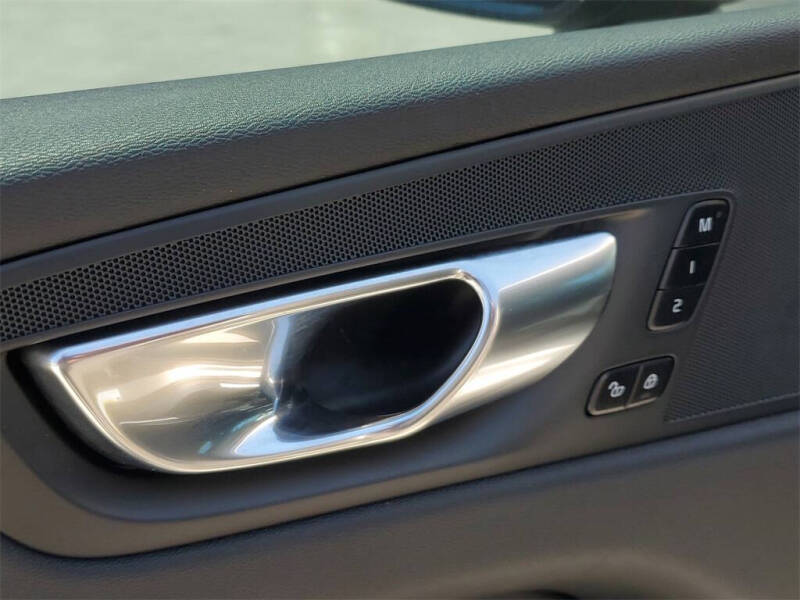 2023 Volvo XC60 B5 Plus Dark Theme