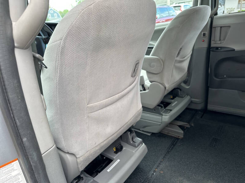 2016 Toyota Sienna LE Mobility 7-Passenger