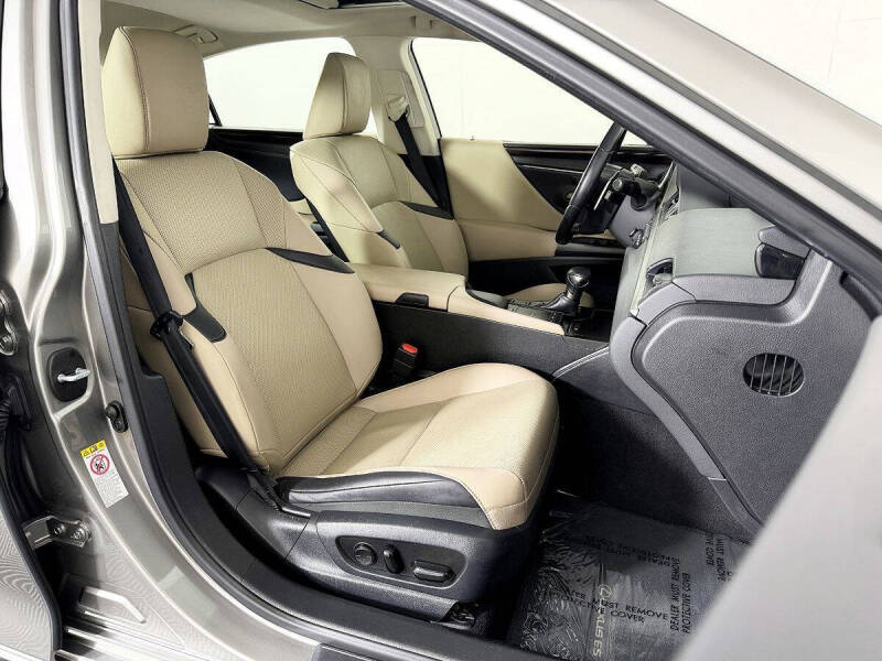 2019 Lexus ES 300h
