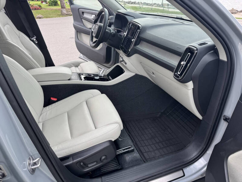 2024 Volvo XC40 B5 Plus Bright Theme