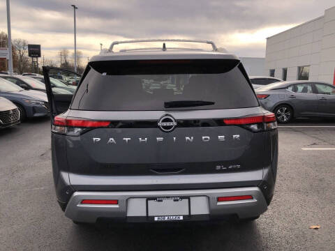 2025 Nissan Pathfinder SL