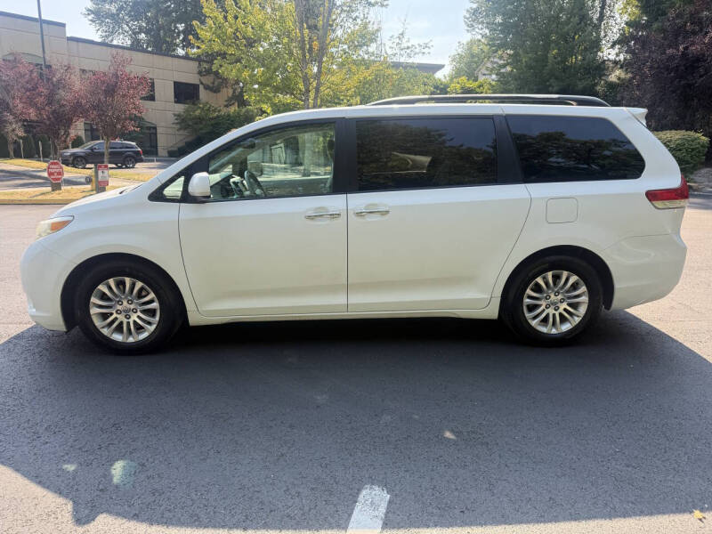 2011 Toyota Sienna XLE 7-Passenger Auto Access Seat
