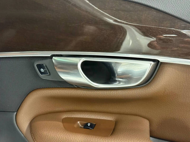 2019 Volvo XC90 T6 Momentum