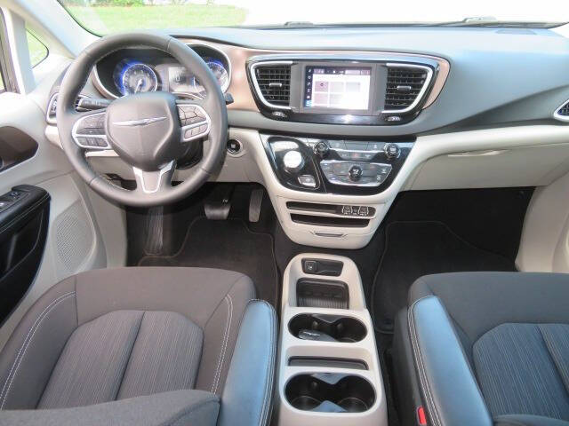 2022 Chrysler Voyager LX