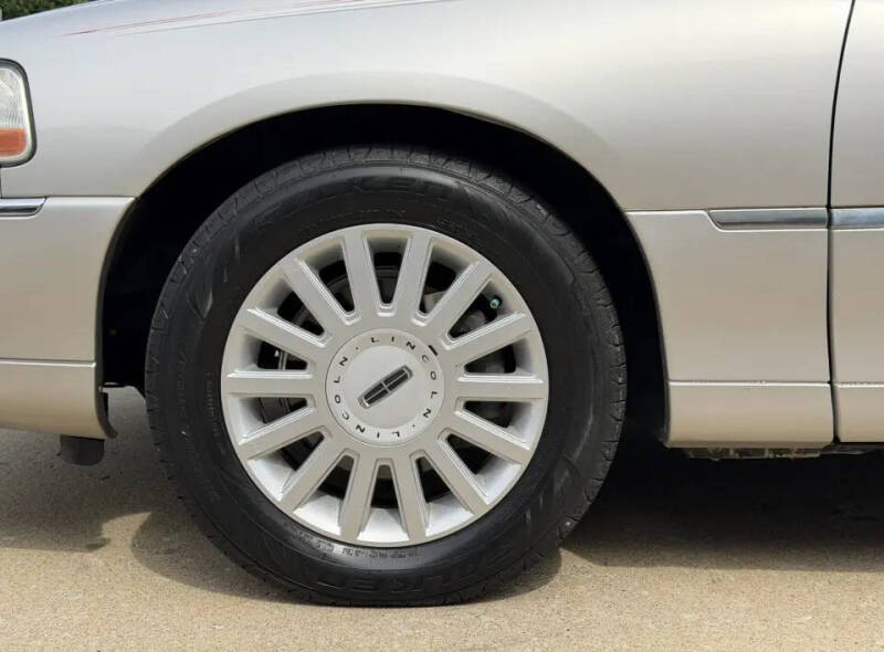 2005 Lincoln Town Car Signature