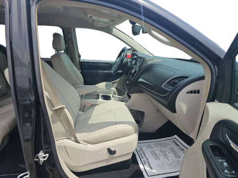 2015 Chrysler Town and Country Touring-L