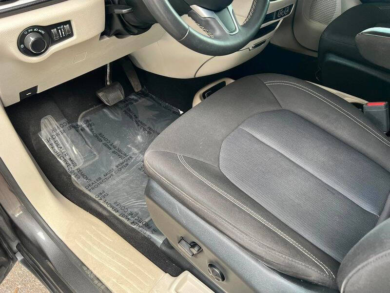 2022 Chrysler Voyager LX