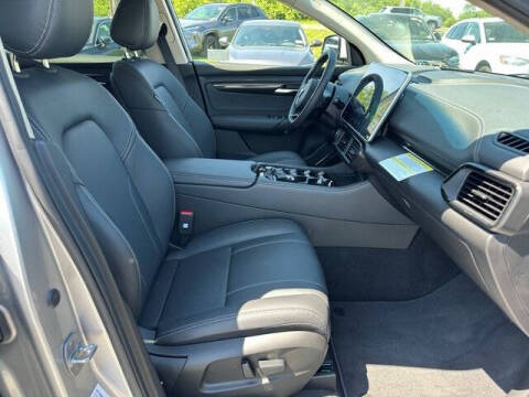 2025 VinFast VF8 Eco