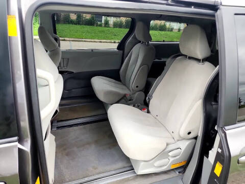 2014 Toyota Sienna LE 7-Passenger Auto Access Seat