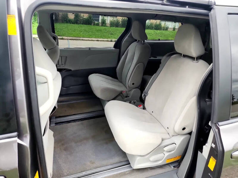 2014 Toyota Sienna LE 7-Passenger Auto Access Seat