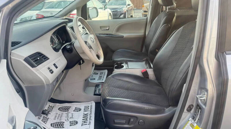 2014 Toyota Sienna SE 8-Passenger