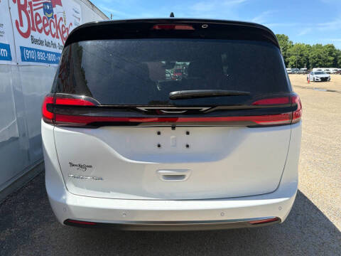 2027 Chrysler Pacifica Select