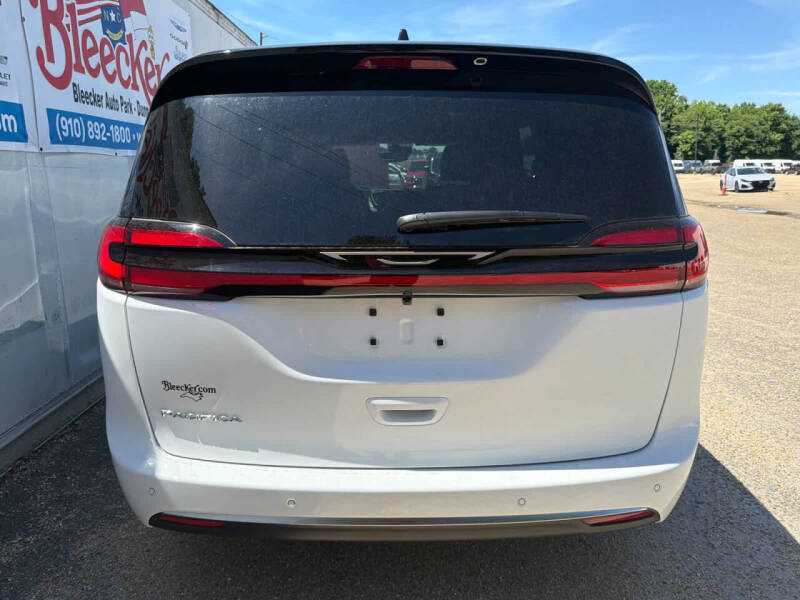 2027 Chrysler Pacifica Select