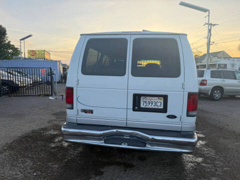 2004 Ford E-Series E-150 Chateau