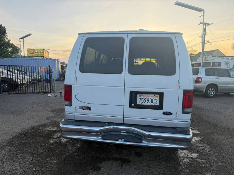 2004 Ford E-Series E-150 Chateau