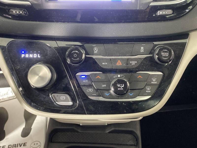 2023 Chrysler Voyager LX