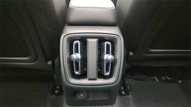 2024 Volvo XC40 B5 Plus Dark Theme