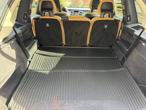 2016 Volvo XC90 T6 Momentum