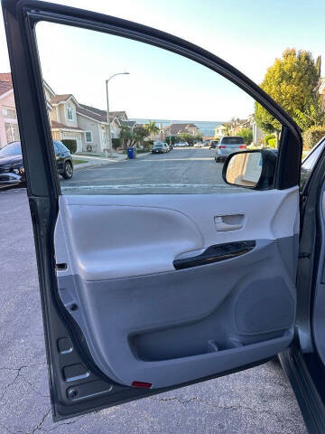 2012 Toyota Sienna LE 8-Passenger