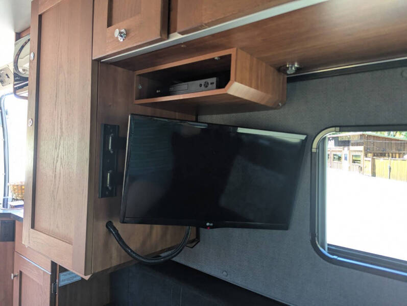 2020 Roadtrek Zion / 20ft