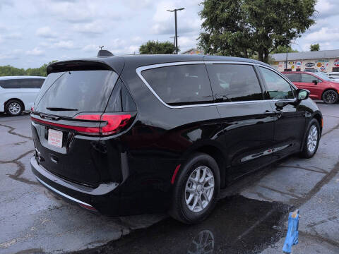 2027 Chrysler Pacifica Select