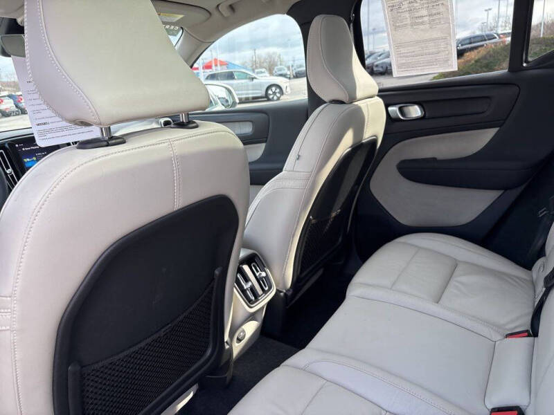 2023 Volvo XC40 B5 Plus Bright Theme