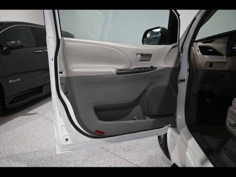 2019 Toyota Sienna LE Mobility 7-Passenger