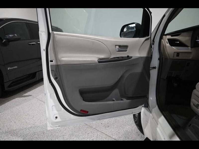 2019 Toyota Sienna LE Mobility 7-Passenger
