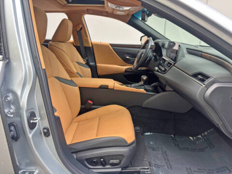 2025 Lexus ES 300h Luxury