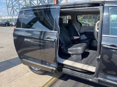 2017 Chrysler Pacifica Touring-L