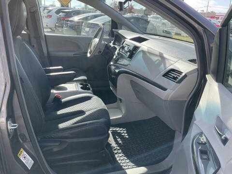 2014 Toyota Sienna SE 8-Passenger