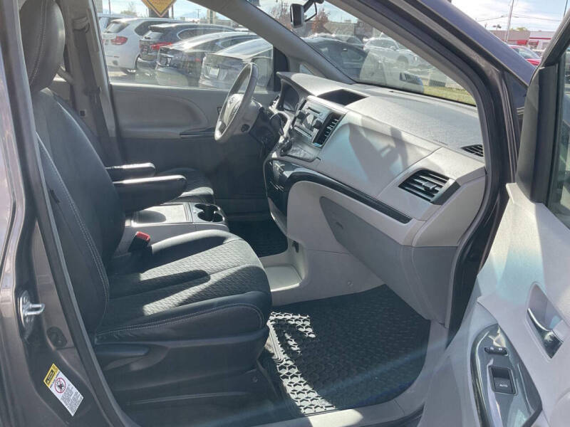 2014 Toyota Sienna SE 8-Passenger