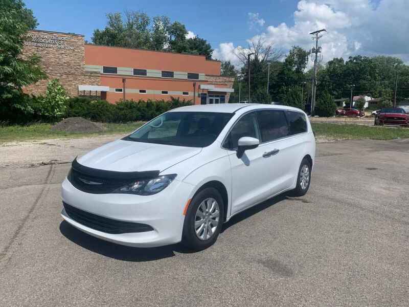 2018 Chrysler Pacifica for sale at DILLON LAKE MOTORS LLC in Zanesville OH
