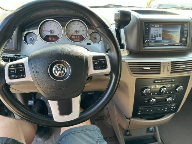 2012 Volkswagen Routan SE