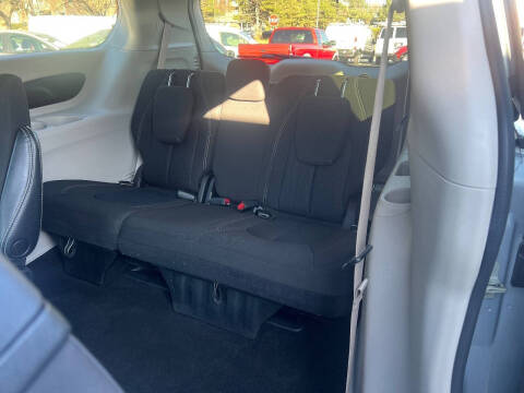 2022 Chrysler Voyager LX