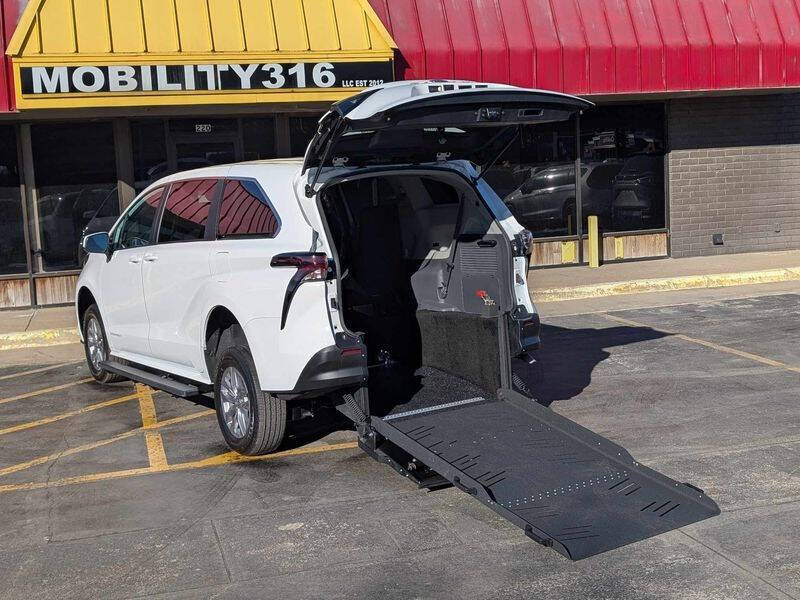 2025 Toyota Sienna LE 8-Passenger