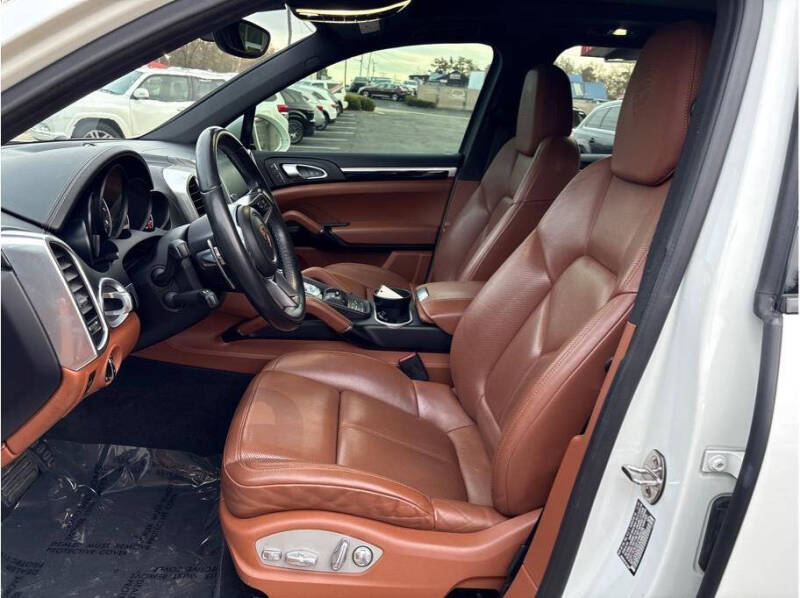 2017 Porsche Cayenne Platinum Edition